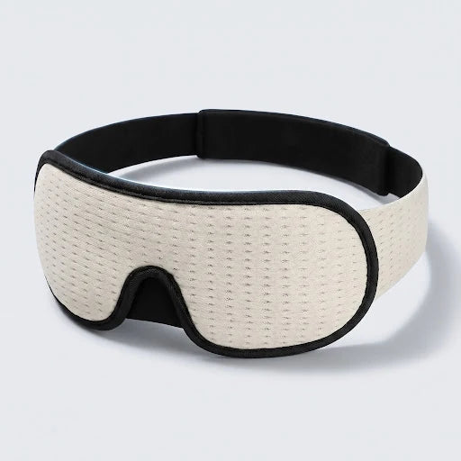 3D-Kontur-Schlafmaske in Creme, Dreiviertelansicht mit verstellbarem Band