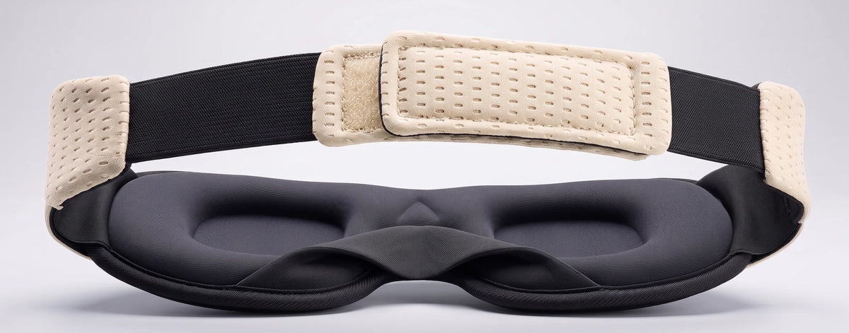 Innenansicht der 3D-Kontur-Schlafmaske in Creme: zwei ausgeformte Augenkammern und geformte Nasenpartie
