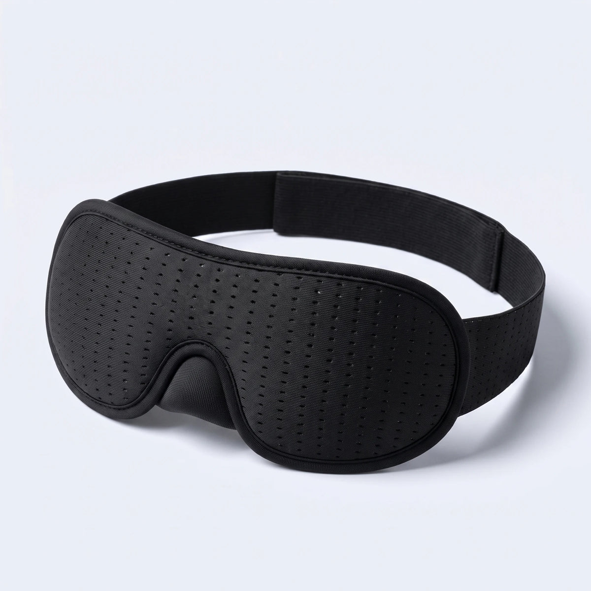 3D-Kontur-Schlafmaske in Schwarz, Dreiviertelansicht mit verstellbarem Band