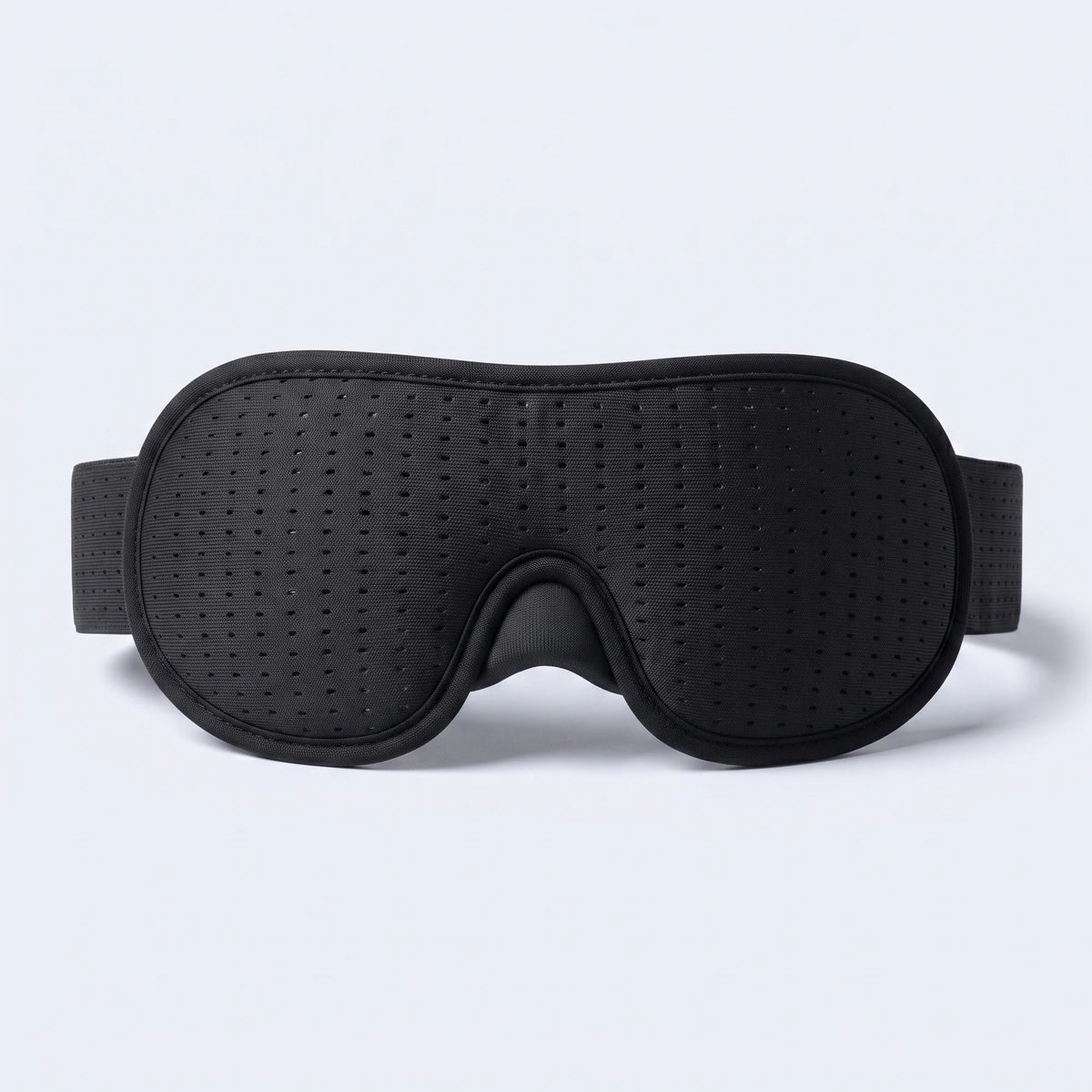 3D-Kontur-Schlafmaske in Schwarz auf einem Nachttisch, seitliche Ansicht